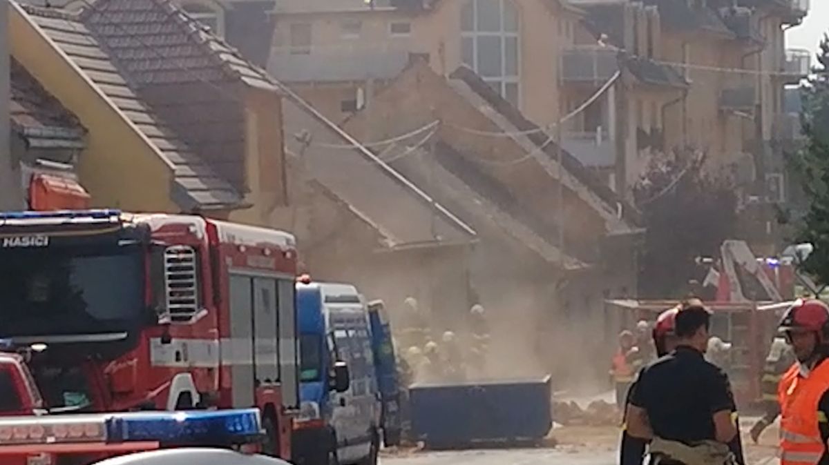 Na Kroměřížsku explodoval dům při zásahu hasičů, dva z nich zemřeli